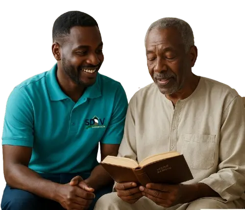 Auxiliaire de vie SDAV lisant avec un monsieur âgé